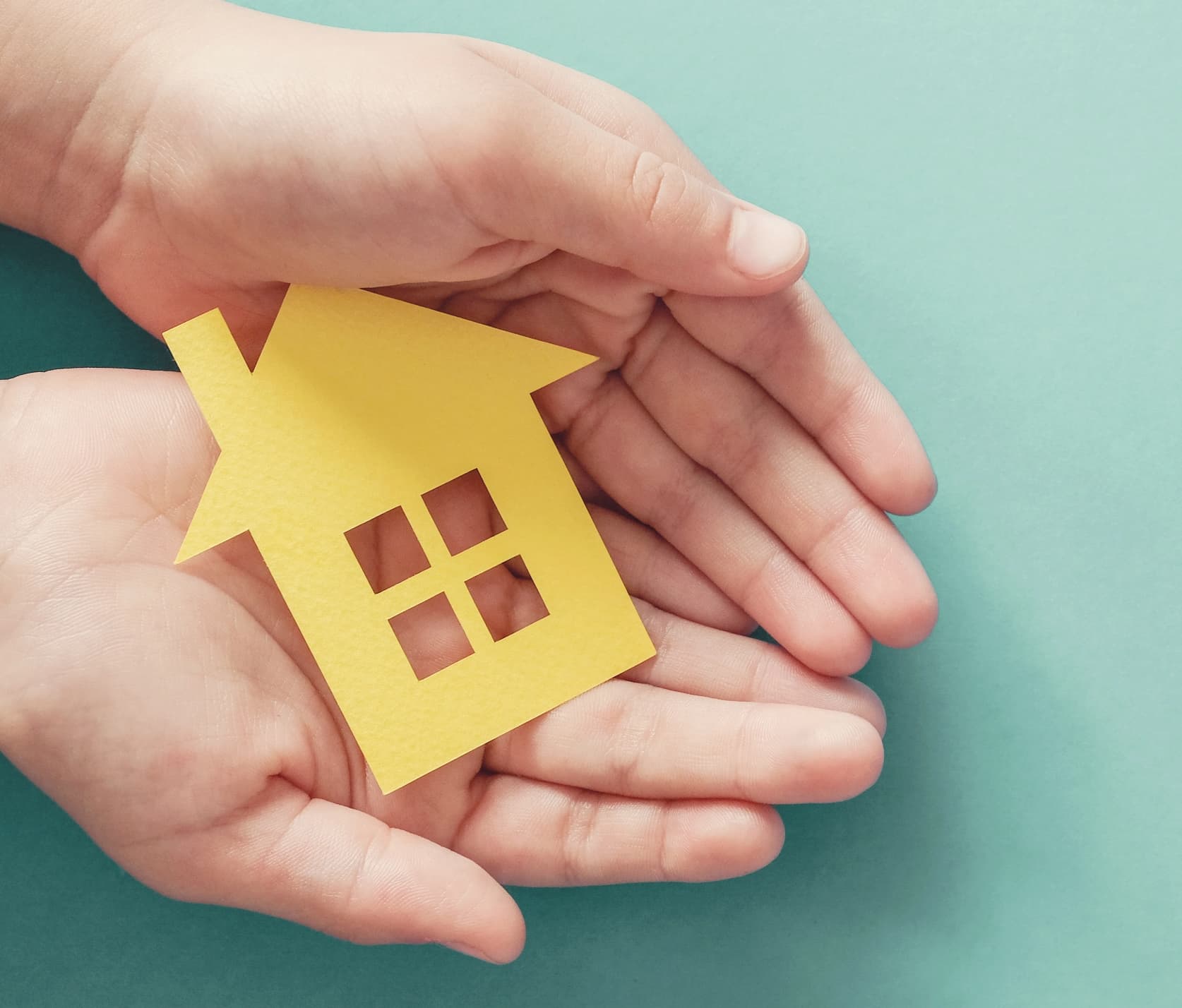 maison dans une main